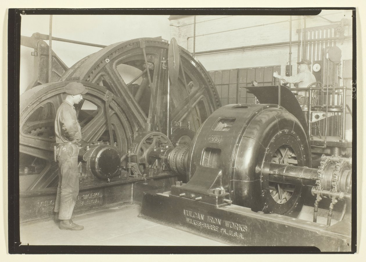 A bányák ma kábelekkel (elektromos meghajtású). Ez egy pennsylvaniai szénbánya gépháza. alkotó: Lewis Wickes Hine