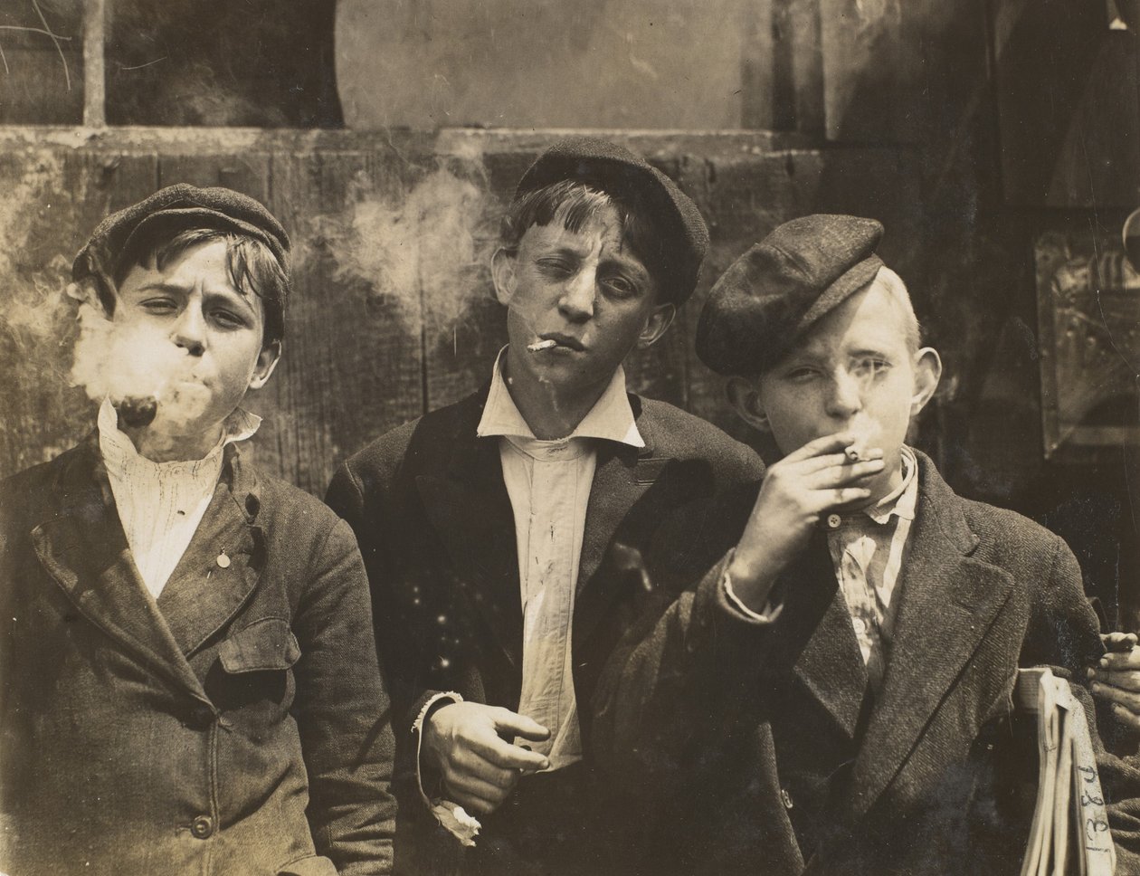 Three Young Newsboys Smoking, Saint Louis, Missouri, USA, 1910 alkotó: Lewis Wickes Hine