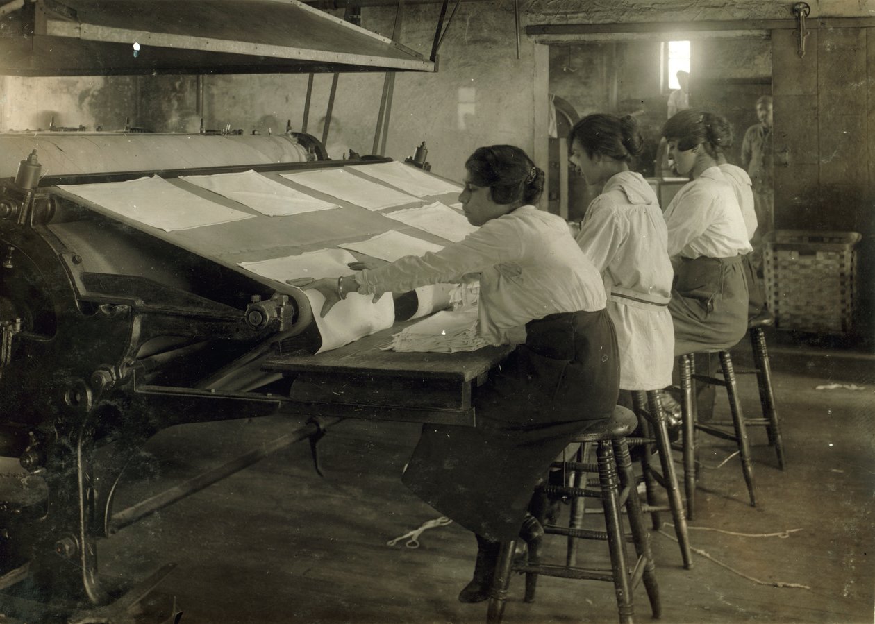 Három fiatal tinilány dolgozik a Bonanno mosodában, Boston, Massachusetts alkotó: Lewis Wickes Hine
