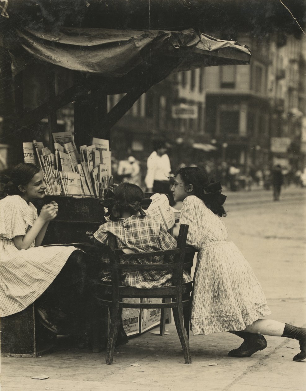 Három fiatal lány dolgozik egy újságos standnál a New York-i Canal Street-en. alkotó: Lewis Wickes Hine