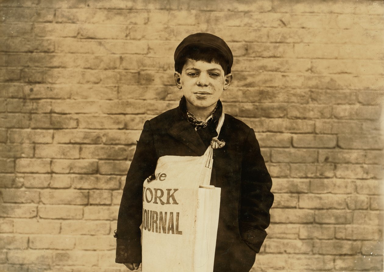 Tony Casale, „Bologna” néven ismert 11 éves, 4 évig papírokat árult, apja megharapta, mert nem adott el eleget, Hartford, Connecticut, 1909 alkotó: Lewis Wickes Hine