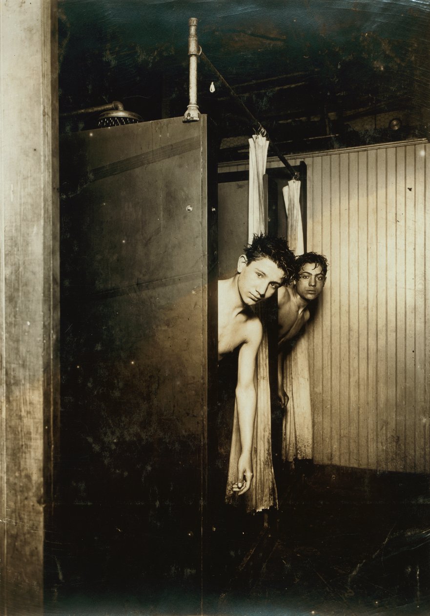 Két fiú zuhanyzik a Postal Telegraph Companynál, Broadway, New York City, New York, USA, 1910 körül (szépia fénykép) alkotó: Lewis Wickes Hine