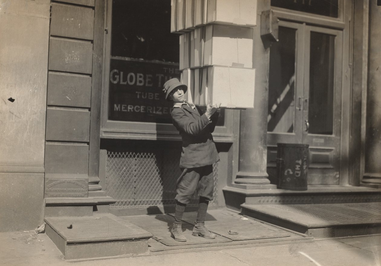 Kocsifiú vagy farokfiú segít a kocsi berakásában, c. 1914. alkotó: Lewis Wickes Hine