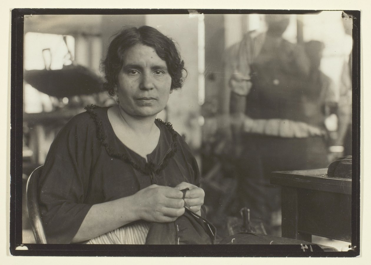 Női ruhaipari munkás alkotó: Lewis Wickes Hine