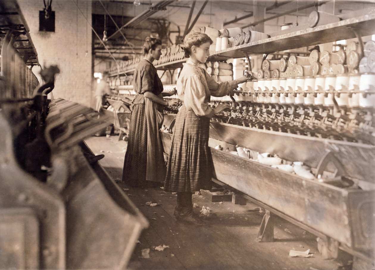 Nők dolgoznak annak ellenére, hogy erősen terhesek, a Globe Cotton Millben, Augusta, Georgia, pub. 1909 (mélynyomás) alkotó: Lewis Wickes Hine