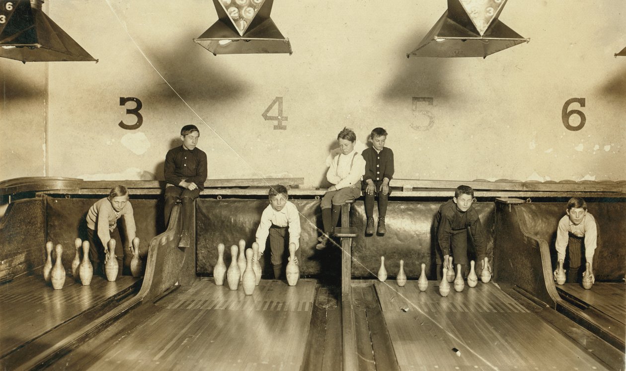 Fiatal fiúk bowlingcsapokat állítanak fel az Arcade bowlingpályán késő este, Trenton, New Jersey, USA, 1909 körül alkotó: Lewis Wickes Hine