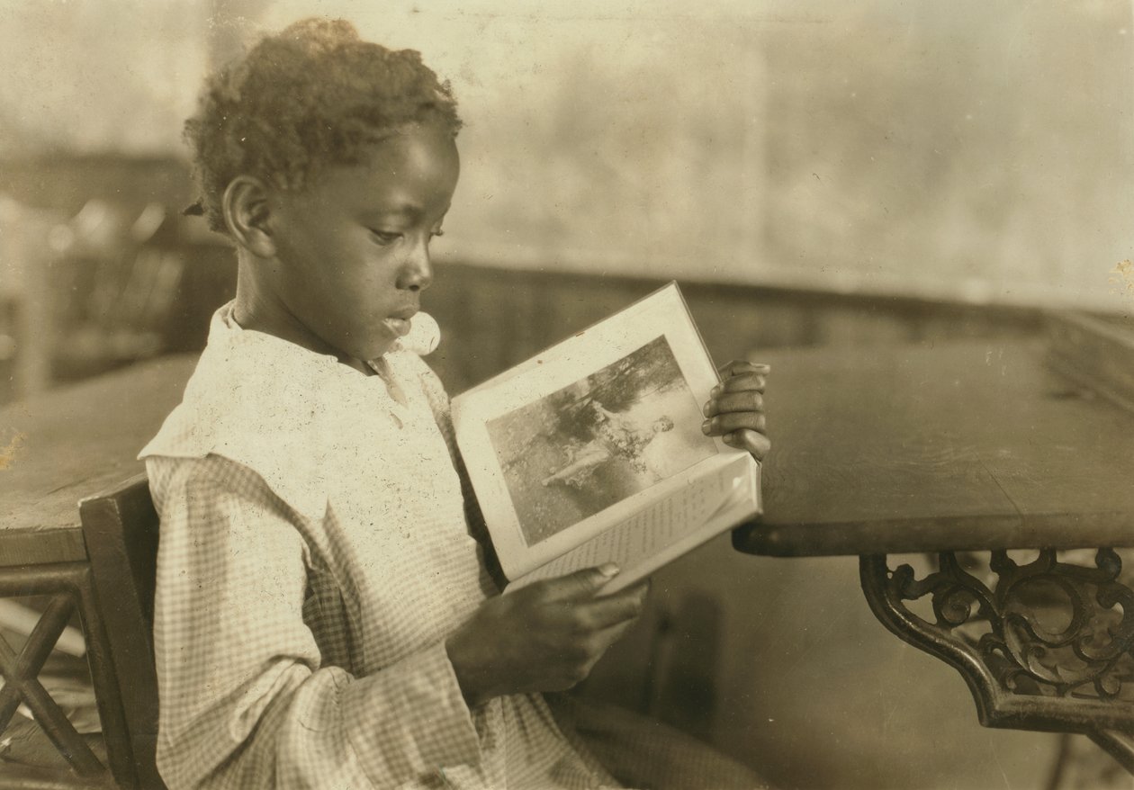 Fiatal lány olvasókönyv az osztályteremben, Pleasant Green School, Marlinton, Pocahontas County, West Virginia, USA, 1921 körül alkotó: Lewis Wickes Hine