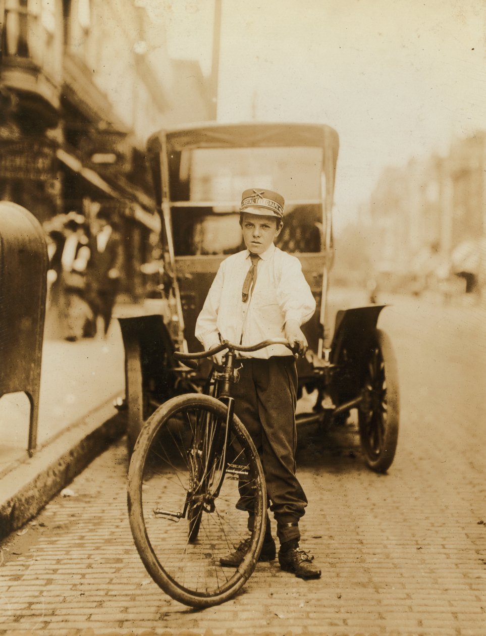 Fiatal tini fiú, a postai távirati vállalat hírnökeként dolgozik, Wilmington, Delaware, USA, 1910 körül alkotó: Lewis Wickes Hine