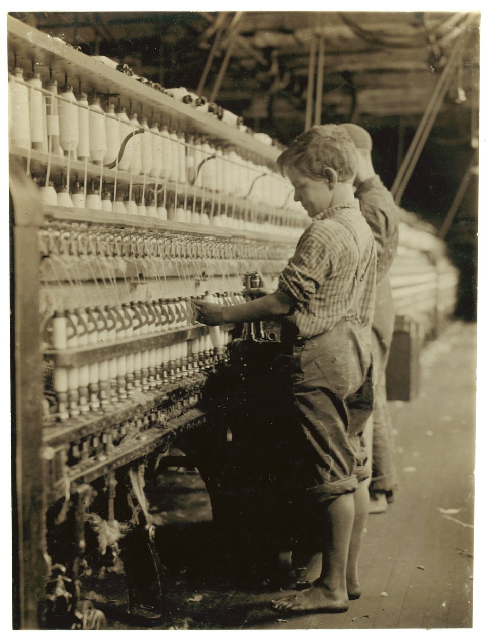 Fiatal dobók cserélik le a teli orsókat North Pownalban, Vermontban, 1910 alkotó: Lewis Wickes Hine