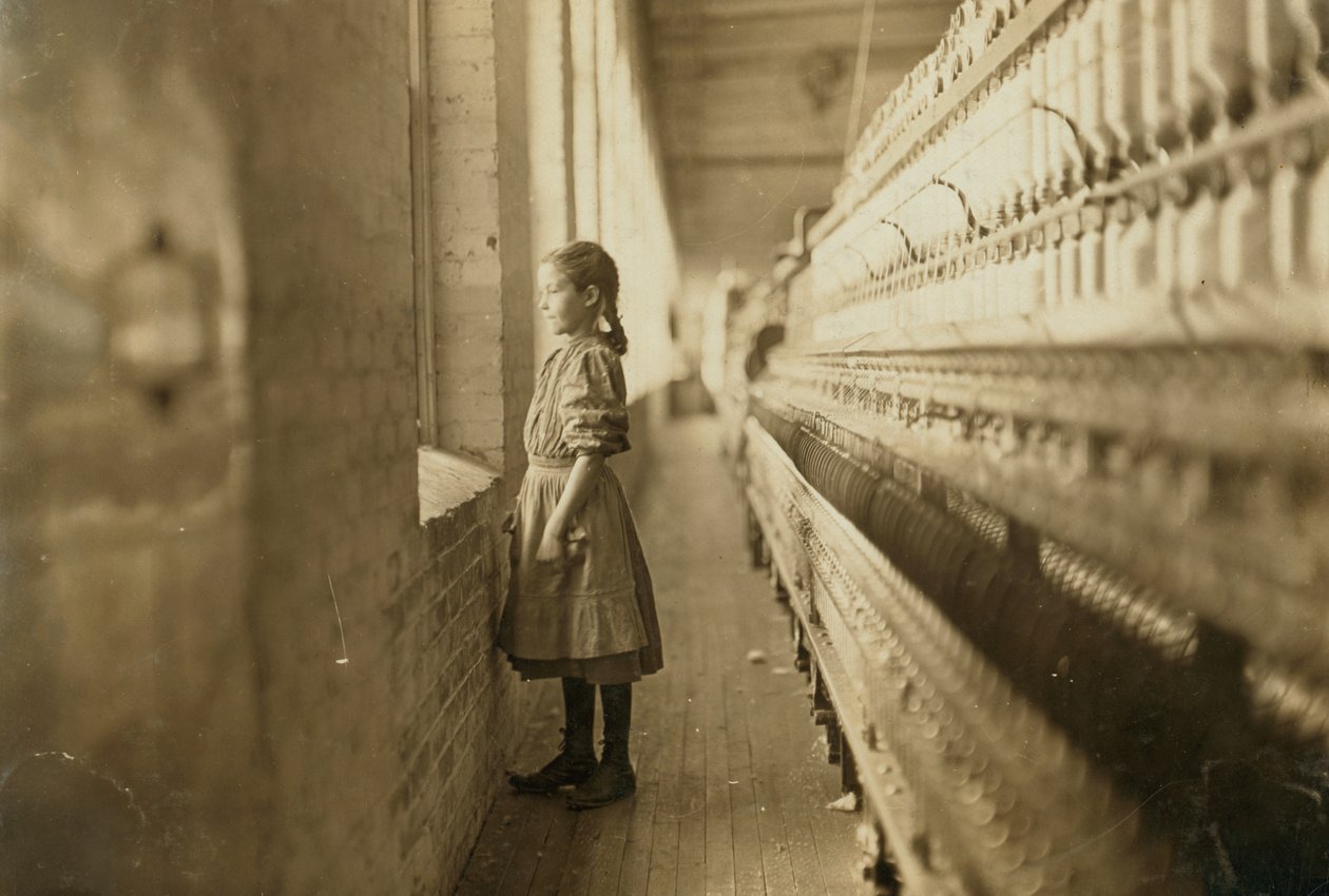Fiatal lány dolgozik egy malomban, Lincolnton, North Carolina, USA, 1908 körül (f/w fotó) alkotó: Lewis Wickes Hine