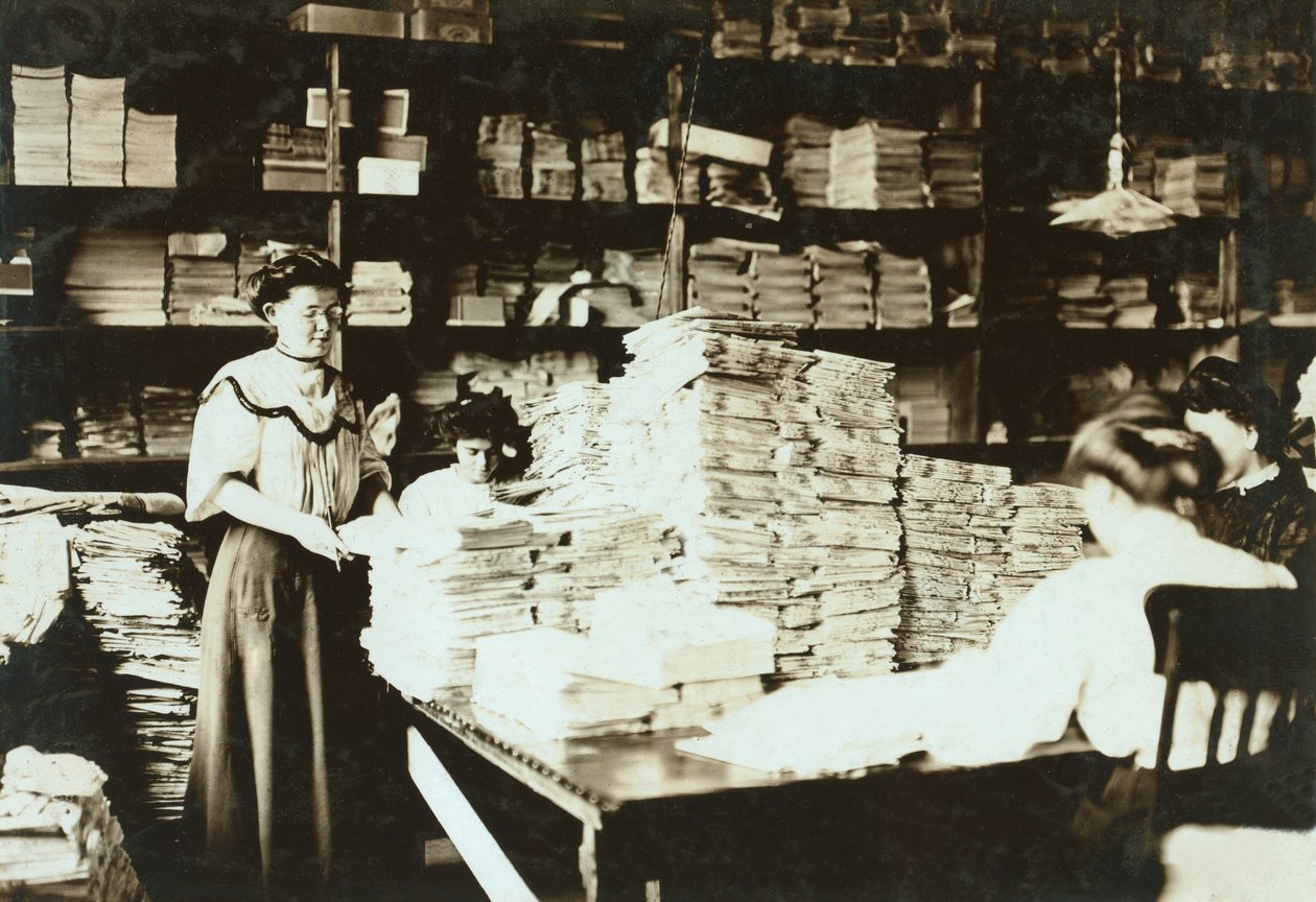 Fiatal nők papírokat válogatnak egy raktárban, 1905 körül alkotó: Lewis Wickes Hine