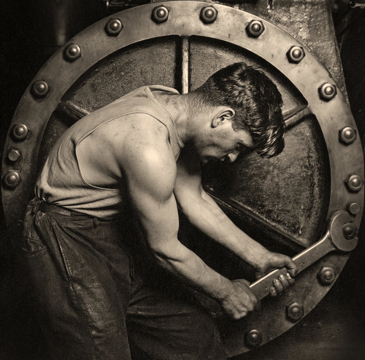 közelkép egy erőműszerelőről, aki gőzszivattyún dolgozik 1920 körül (fotó) alkotó: Lewis Wickes Hine