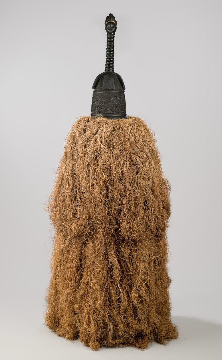 Sisakmaszk (Gbetu) Raffia jelmeztel, Gola, 20. század (fa, pigment, fém, raffia) alkotó: Liberian Liberian