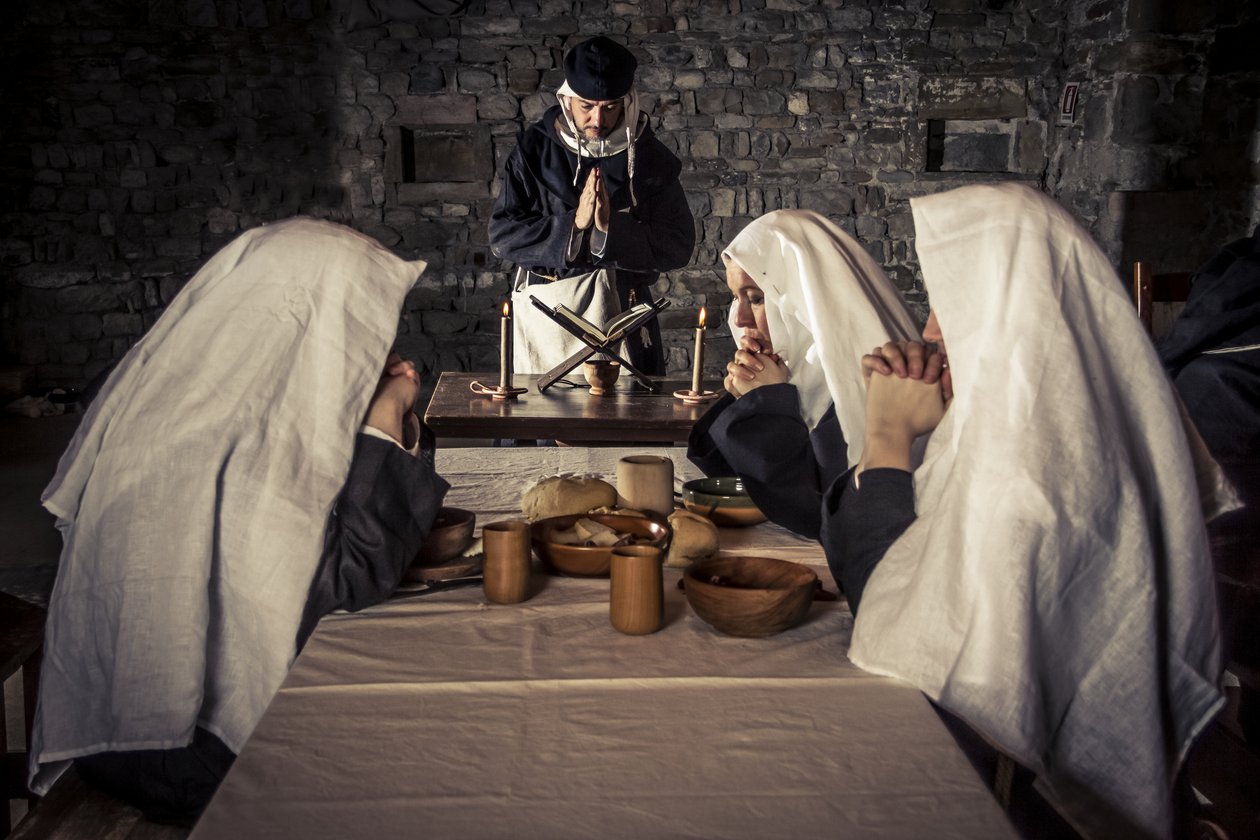 Történelmi újrajátszás: Ima vacsora előtt a refektóriumban, a Hospitallers Rend kolostorában (1250-1291), Acre, Izrael alkotó: Unbekannt Unbekannt