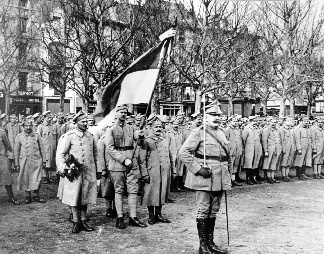 A „Kék Hadsereg” lengyel katonái győzelmi menetre készülnek Párizsban alkotó: Unbekannt Unbekannt