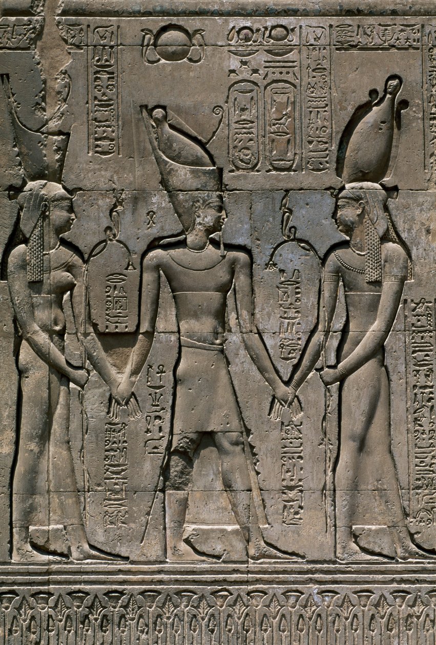 Dombormű III. Thutmosz és Heka és Khnum istenekkel, Khnum templom Hypostyle csarnokának homlokzata, Esna, Egyiptom, egyiptomi civilizáció, Részlet a fáraóval alkotó: Unbekannt Unbekannt