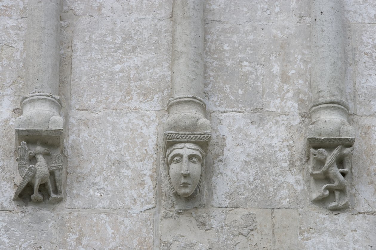 Oroszország, Vladimir, Bogolyubovo. A Nerl folyón lévő Szent Szűz közbenjárásának templomának faragott díszítései alkotó: Unbekannt Unbekannt