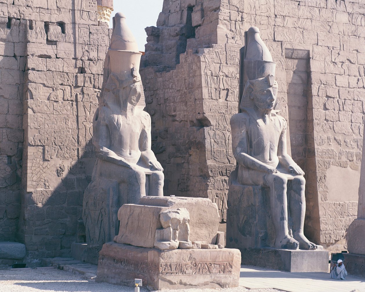 Luxor temploma, II. Ramszesz pilonja, a király két hatalmas szobra alkotó: Unbekannt Unbekannt