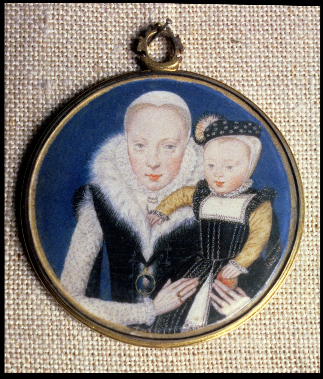 Lady Katherine Seymour, szül. Gray (kb. 1538-68) hertfordi grófnő portréja, aki kisfiát tartja kezében, és férje miniatűrjét viseli, 1562 körül alkotó: Lievine Teerlink