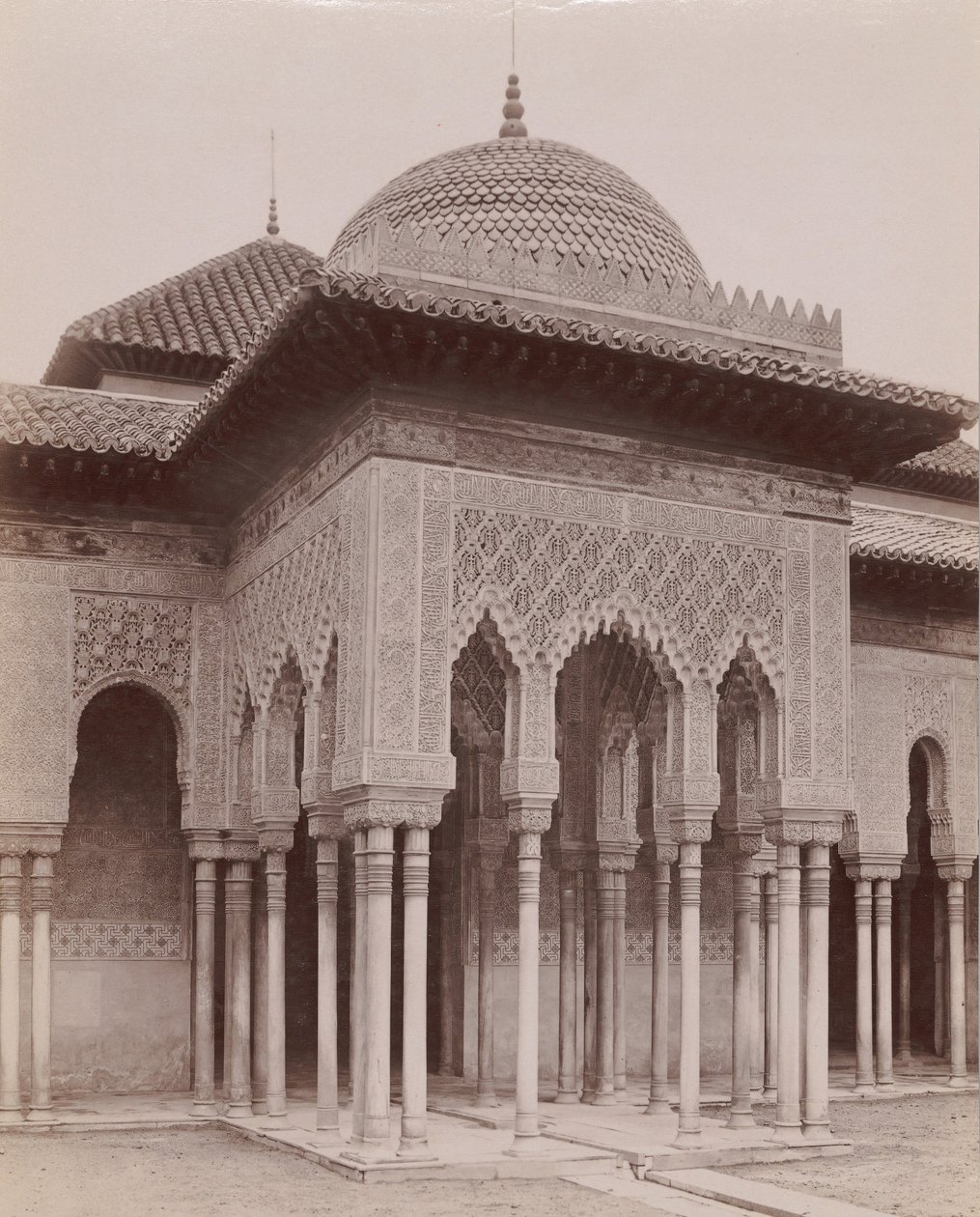 [Courtyard of the Lions, Alhambra, Granada], 1880-90-es évek. alkotó: Likely Sebastiano Tassinari.