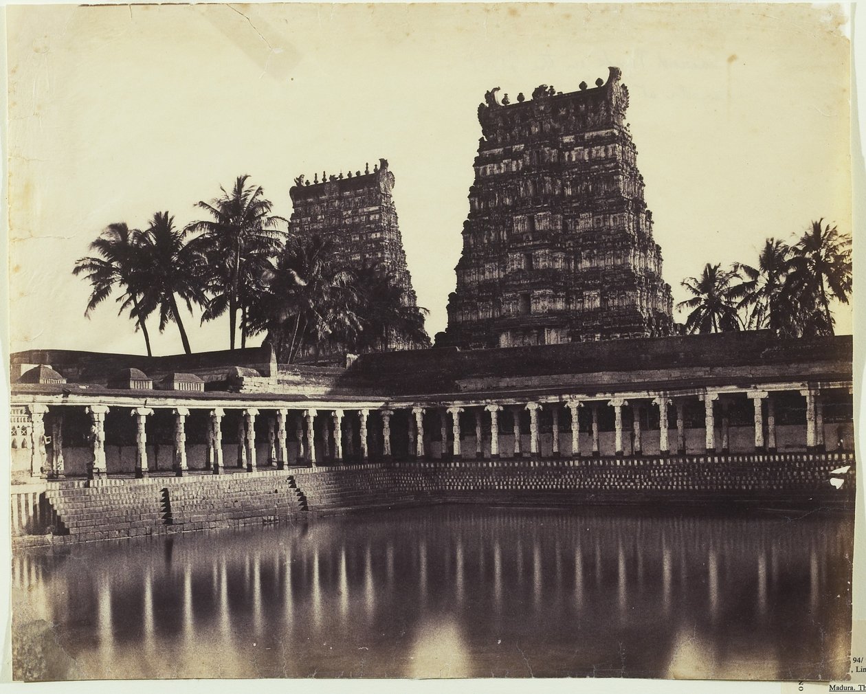 Madura. A Nagy Pagoda, Mootoo Alaghur és East Gopurum a Tankból, 1858 (albuminnyomat viaszos papírnegatívról) alkotó: Linnaeus Tripe