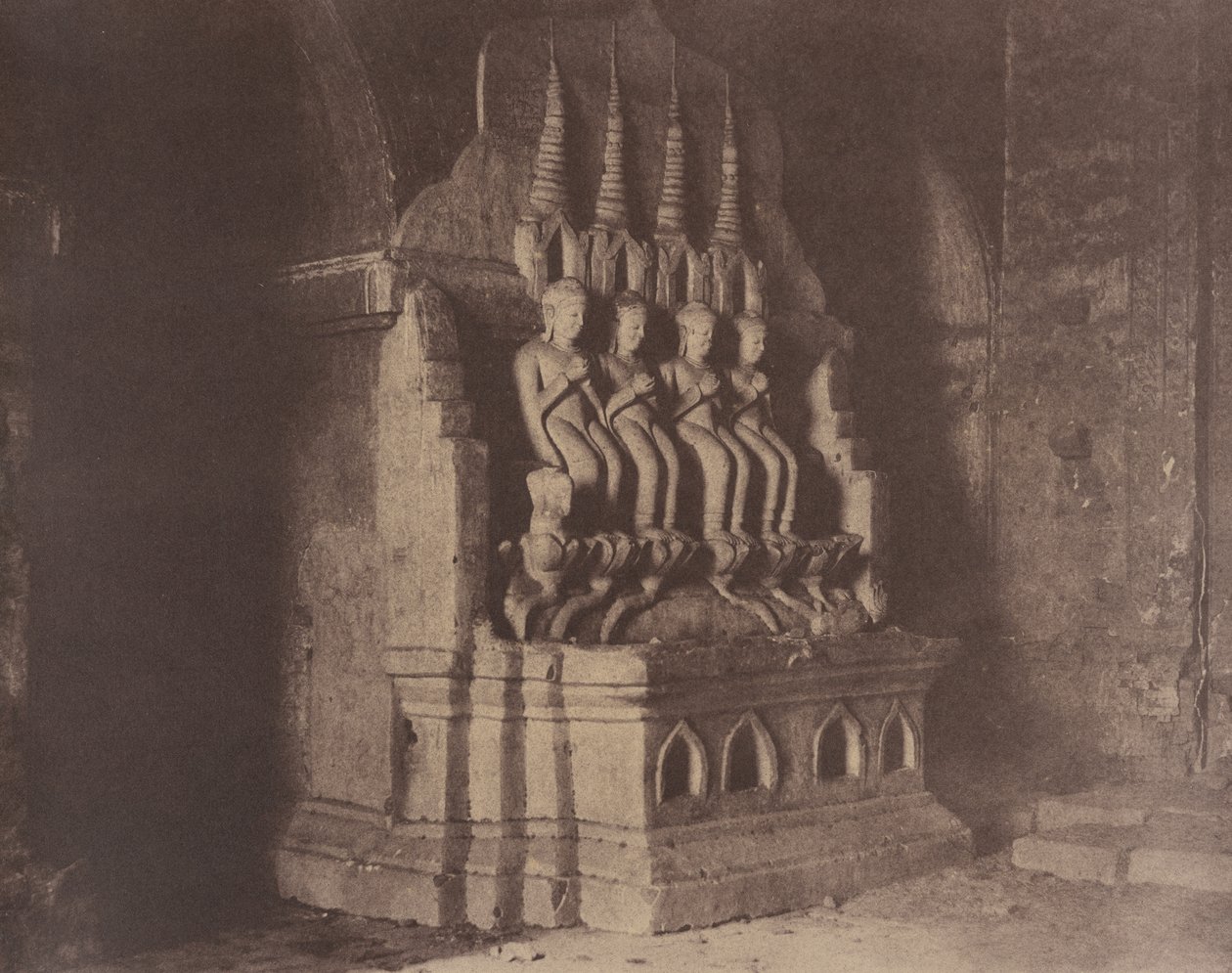 No. 23. Pugahm Myo [Pagan]. Figurák a Damayangyee pagodában [Dhamma-yan-gyi]. alkotó: Linnaeus Tripe