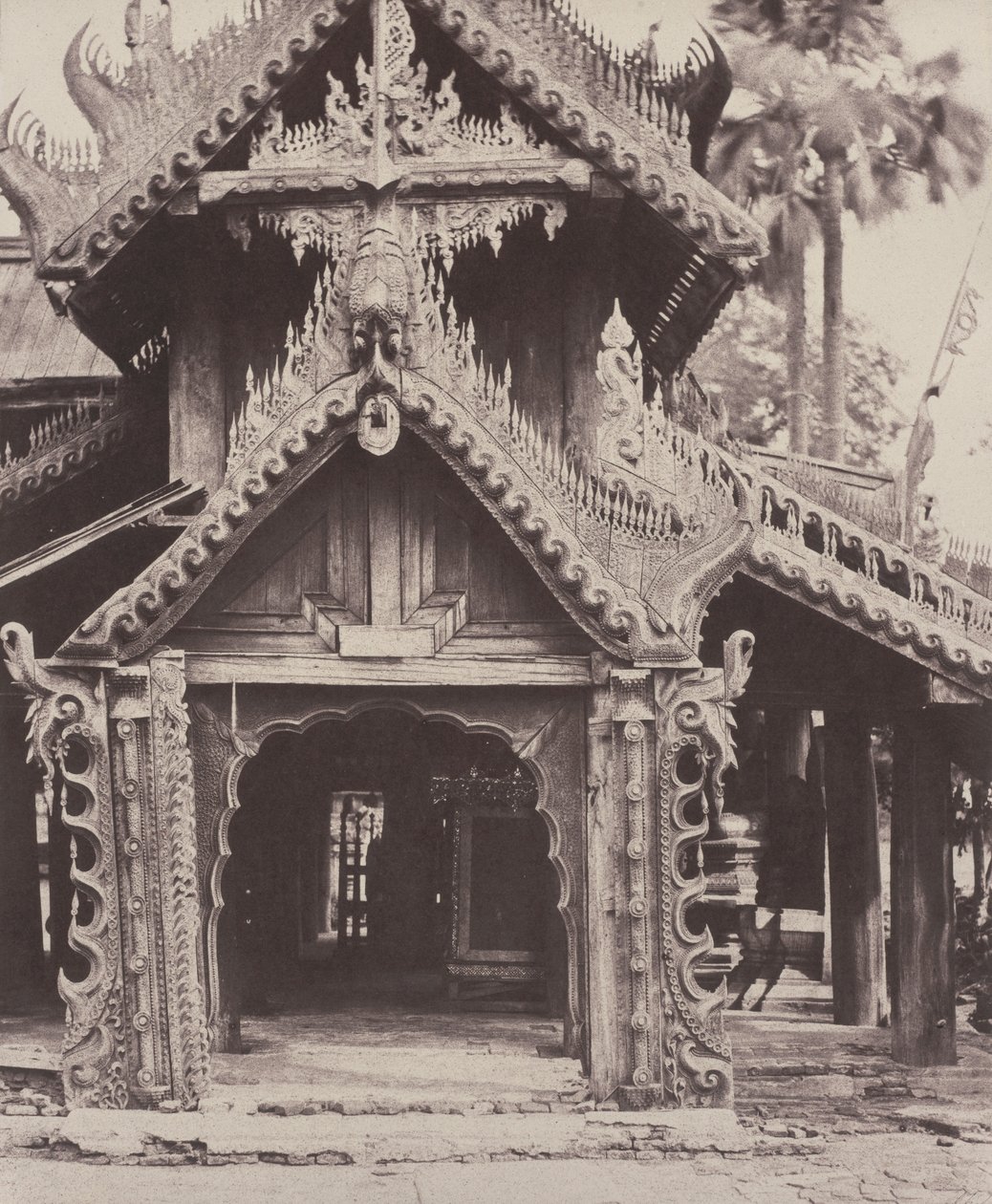 Pugahm Myo: Faragott ajtó a Shwe Zeegong pagoda udvarán alkotó: Linnaeus Tripe