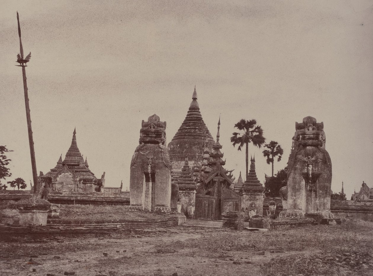 Pugahm Myo: A Shwe Zeegong Pagoda bejárata alkotó: Linnaeus Tripe