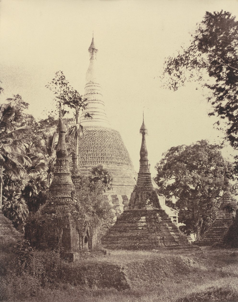 Rangoon: A Shwe Dagon Pagoda kilátása közelében alkotó: Linnaeus Tripe