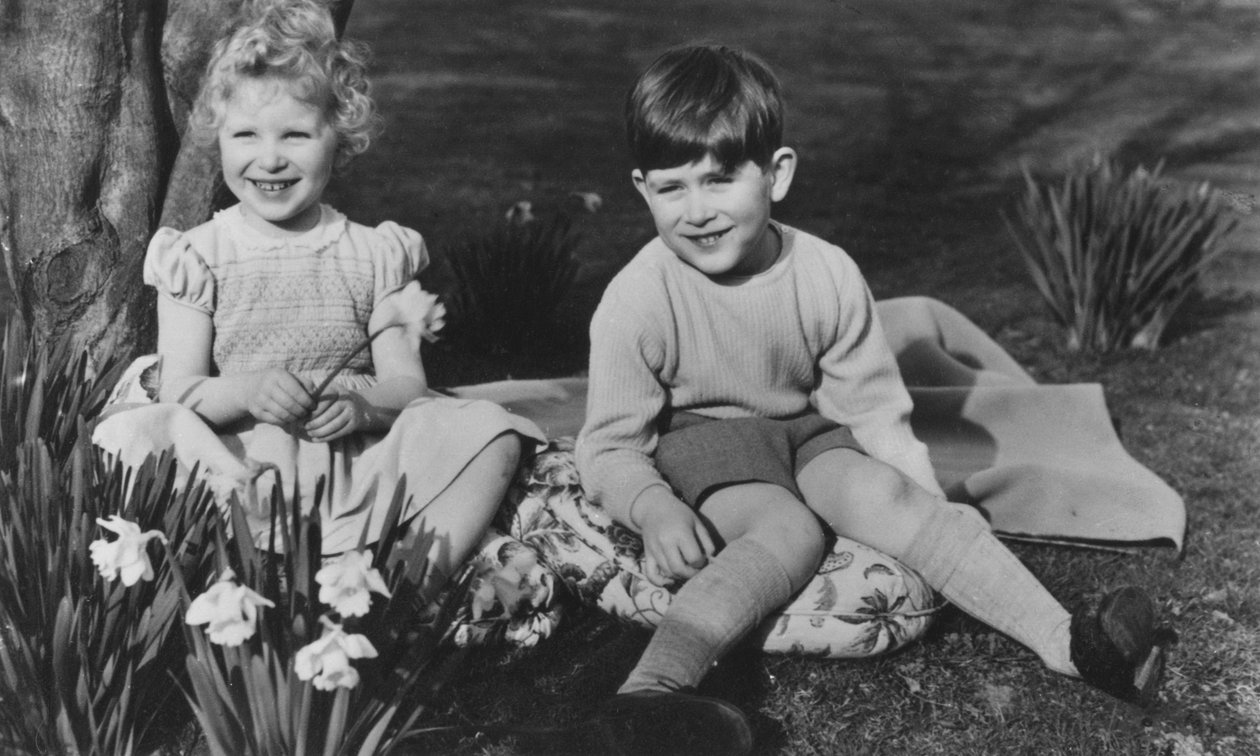 Károly herceg és Anne hercegnő gyermekként a Balmoralban, 1952. szeptember 28-án. alkotó: Lisa Sheridan