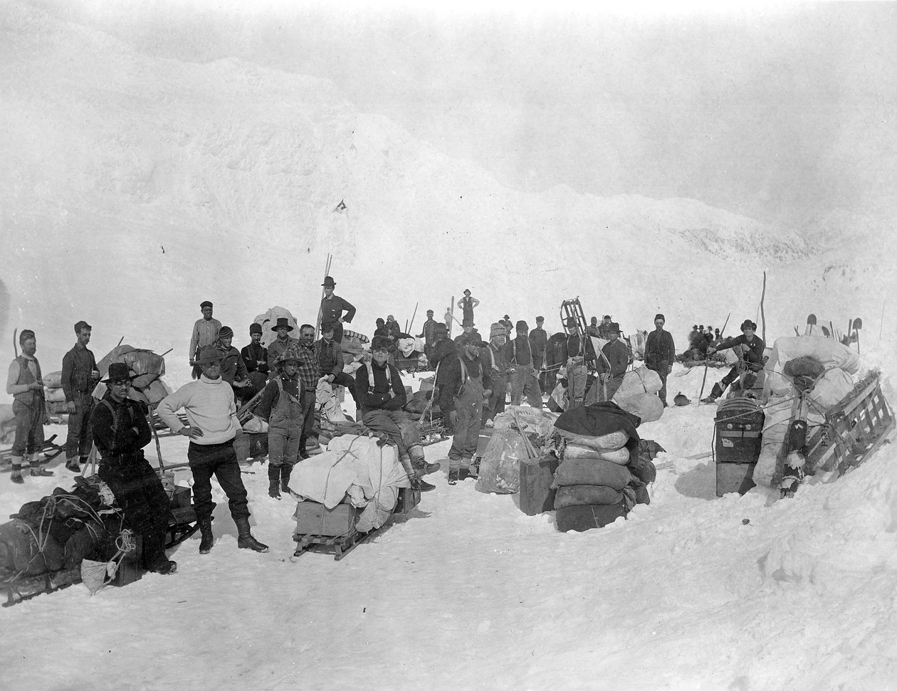 Aranykeresők a Chilkoot Pass csúcsán, Alaszka, 1897 alkotó: Lloyd Valentine and Pond, Edwin Percy Winter