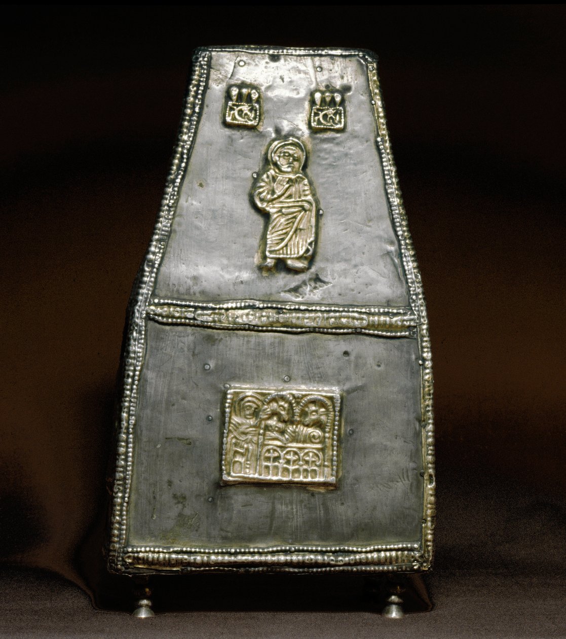 A középkor régészete (középkor). Lombardia barbár művészete: Ezüstdoboz ereklyék fogadására (ereklyetartó). Lombard művészet, 8-9. század. Pénz. Cividale del Friuli, Chretien Múzeum, a katedrális kincse alkotó: Lombard School