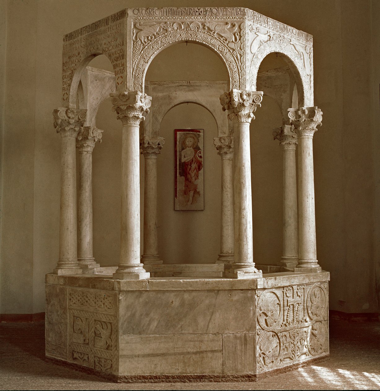 A középkor régészete (középkor). Lombardia barbár művészete: Callisto pátriárka keresztelési forrása (baptistere) nyolcszögletű alakban, amely egy ívből és korinthoszi oszlopokból áll. Építészet 730-740. Lombard művészet, 8. század. Mészkő. Ő alkotó: Lombard School