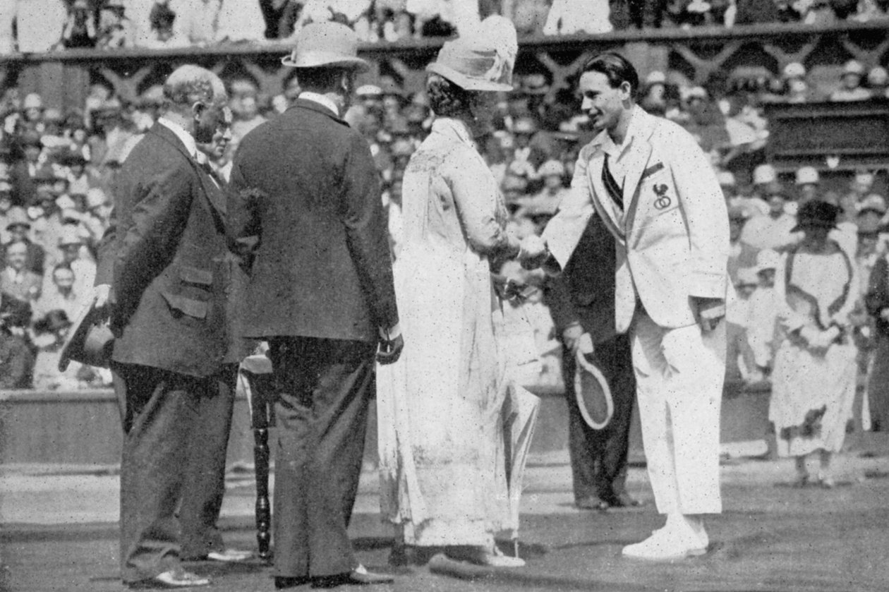 Jean Borotra az érmét Mária királynőtől veszi át a középpályán, 1926-ban alkotó: London News Agency