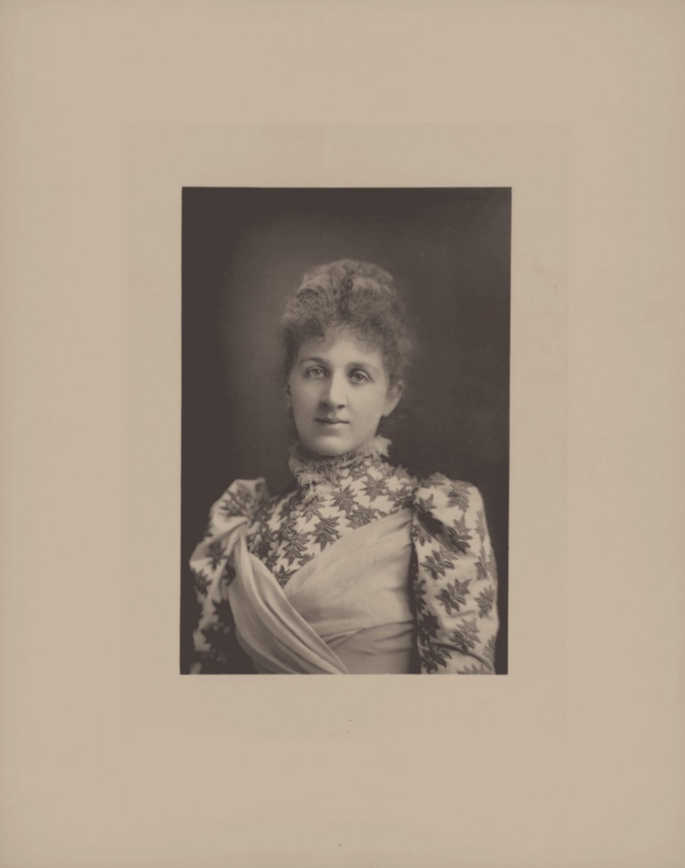Liza Lehmann zongoraművész és zeneszerző portréja 1862-1918. alkotó: London . Photo studio W. and