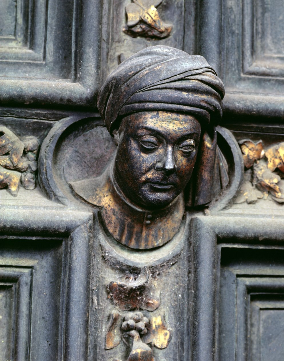 Önarckép, ötödik fej felülről a San Giovanni Keresztelőkápolna északi ajtóinak bal oldali ajtaján, 1403-24 (bronz) alkotó: Lorenzo Ghiberti