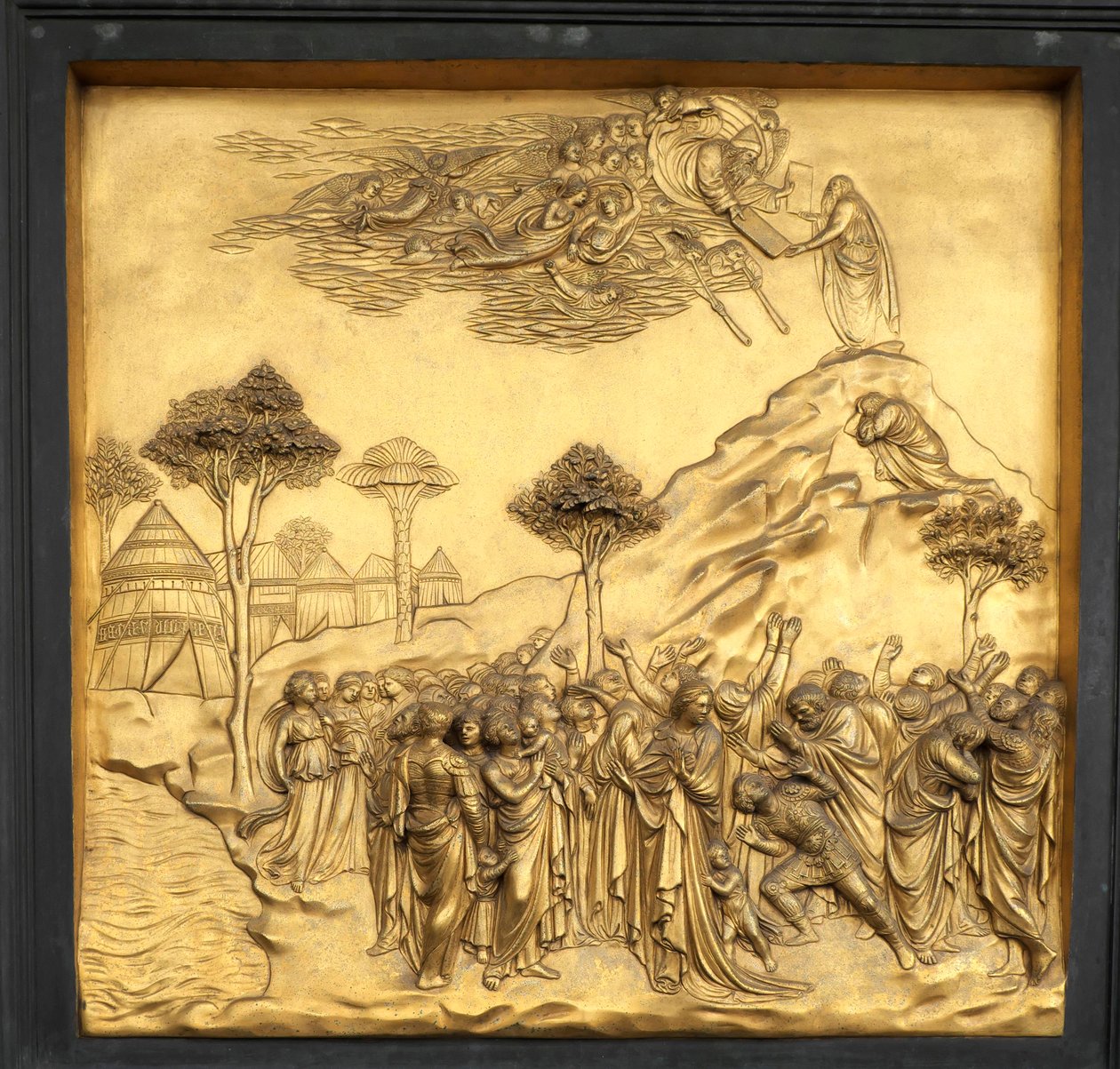 Mózes átveszi a törvény tábláit, dombormű, a Keresztelőkút paradicsomi kapuja, 2015 (fotó) alkotó: Lorenzo Ghiberti