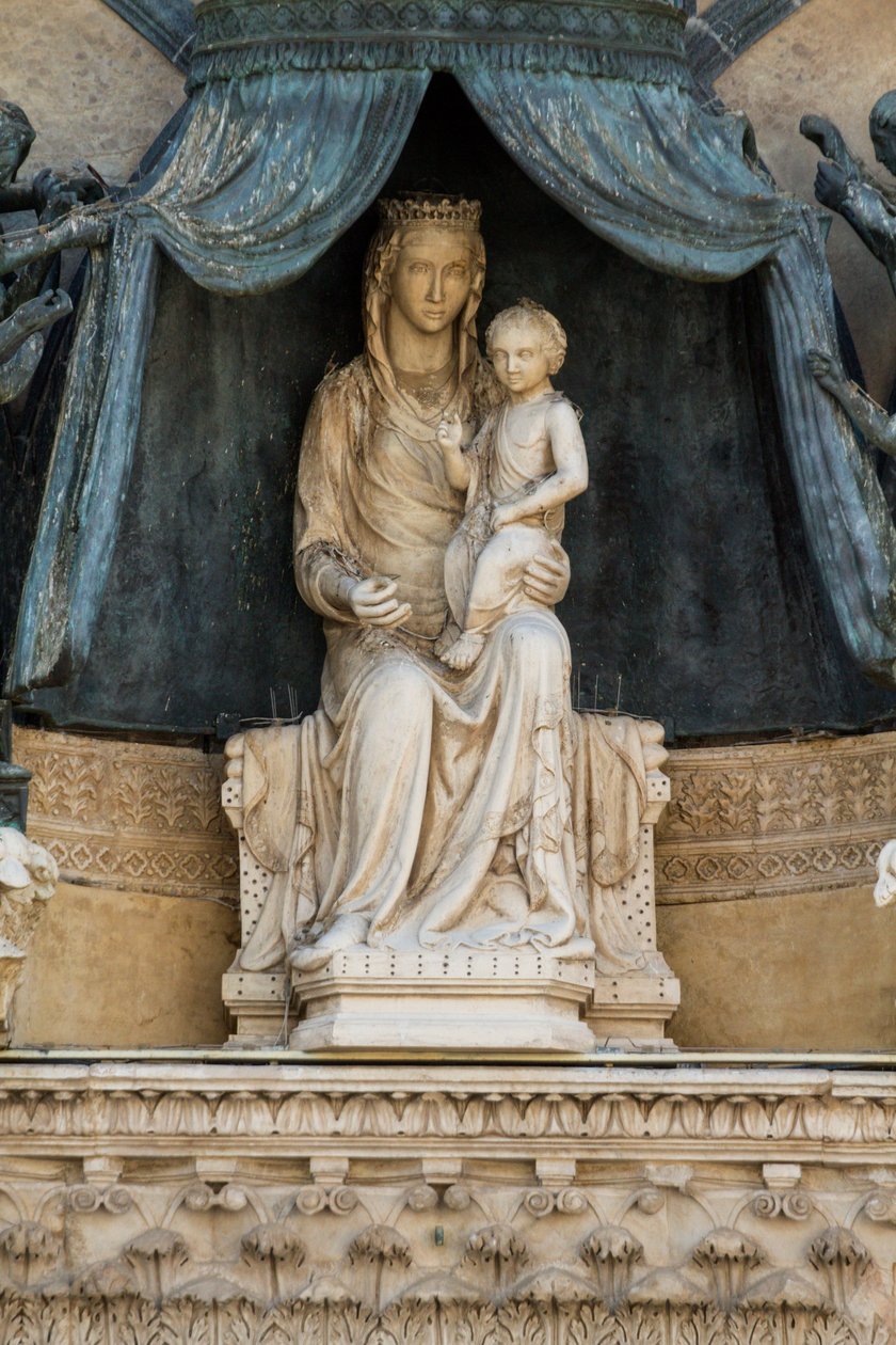 Madonna gyermekével bronz lombkoronán, Lorenzo Maitani (1275-1330 előtt), lunette a központi bejárat felett, Orvieto katedrális homlokzata, Umbria, Olaszország alkotó: Lorenzo Maitani