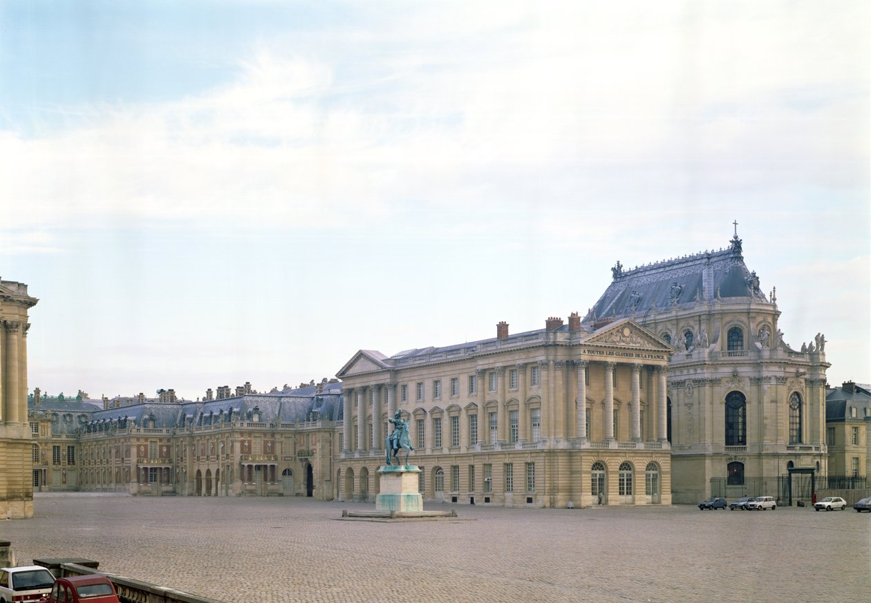 A márványudvar (bal szélen), amely a királyi udvarhoz (középen) vezet, 1660-as évek alkotó: Louis Le Vau
