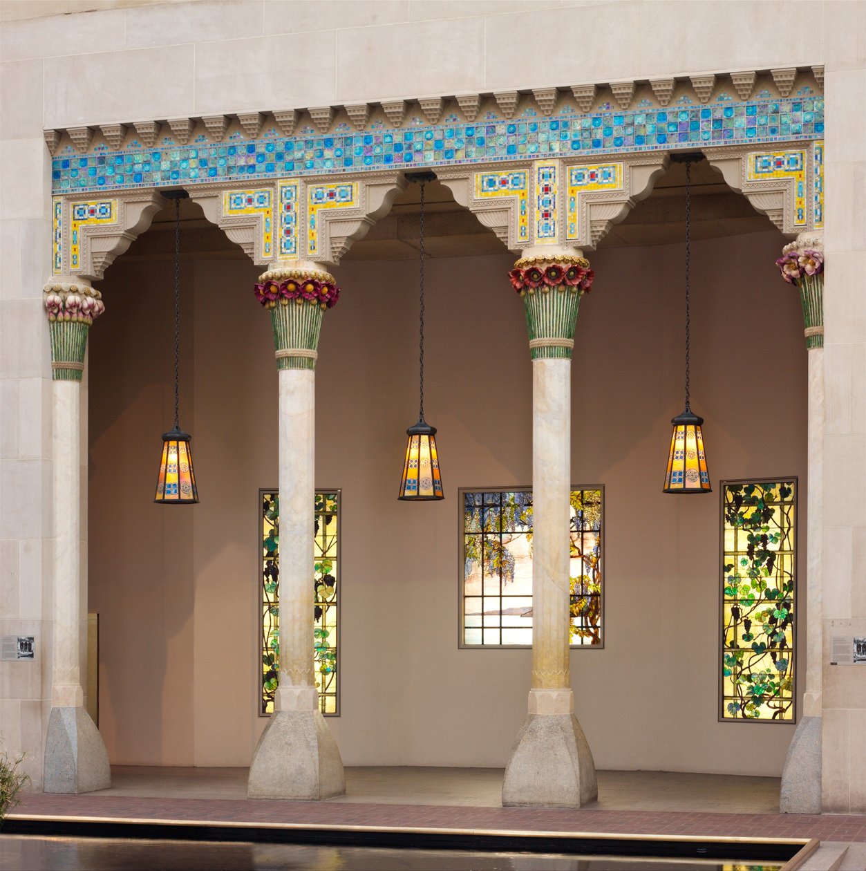 Építészeti elemek a Laurelton Hallból, Oyster Bay, New York, 1905 körül (mészkő, kerámia és Fravrile üveg) alkotó: Louis Comfort Tiffany