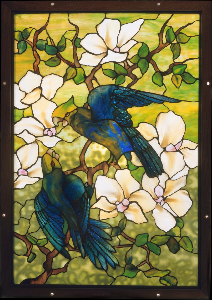 Hibiszkusz és papagájok, 1910-20 körül (ólmozott, törékeny üveg) alkotó: Louis Comfort Tiffany