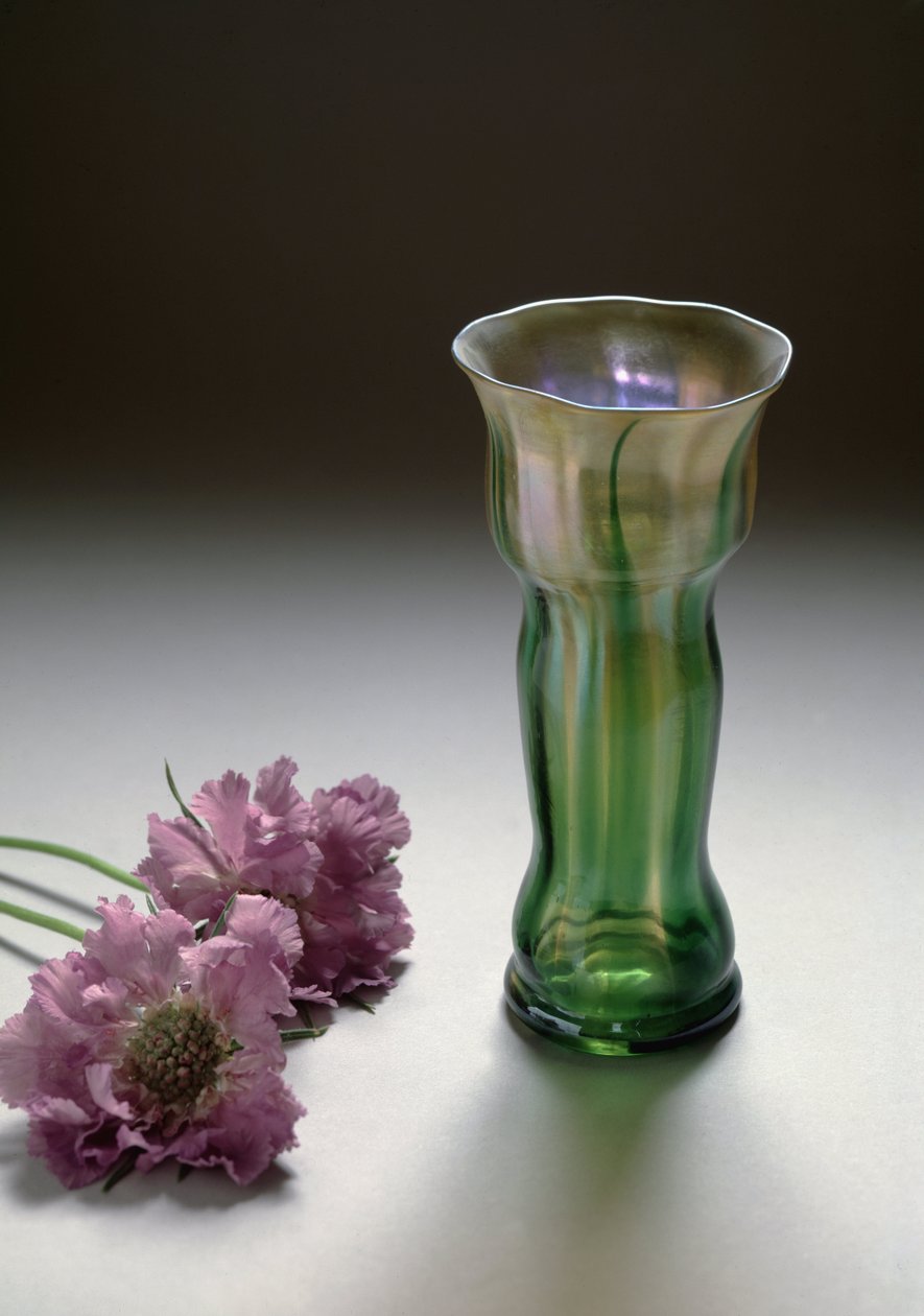 Louis Comfort Tiffany (1848-1933) irizáló üvegváza, Liberty stílusú alkotó: Louis Comfort Tiffany