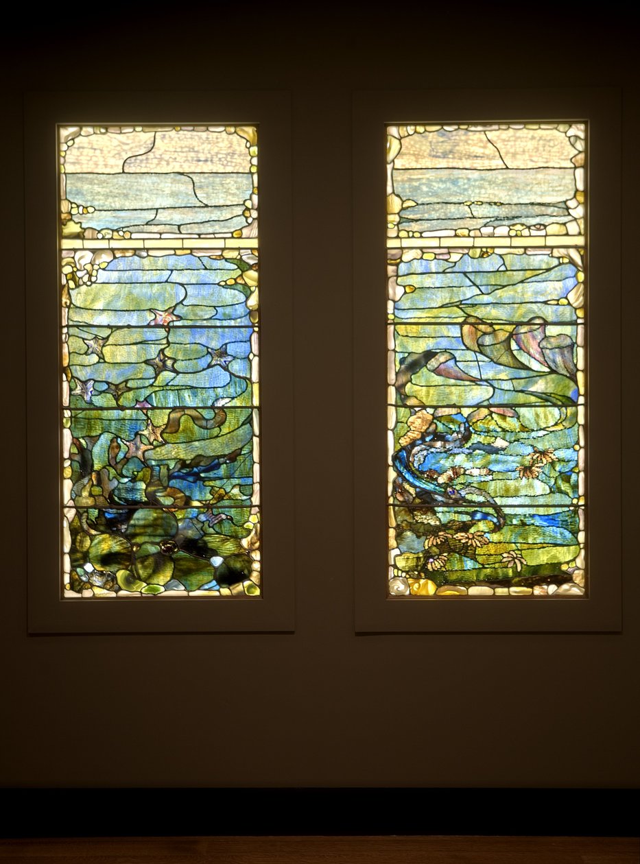 Ablak tengeri csillaggal ("tavasz") és ablak tengeri kökörcsinnel ("nyár"), 1885-1895 (üveg, ólom, vas és fakeret (eredeti)) alkotó: Louis Comfort Tiffany