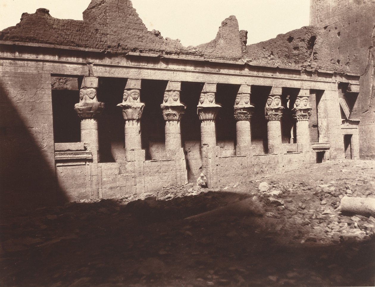 Philae, belső udvar, nyugati oszlopcsarnok,1859/1860 (fénykép) alkotó: Louis de Clercq