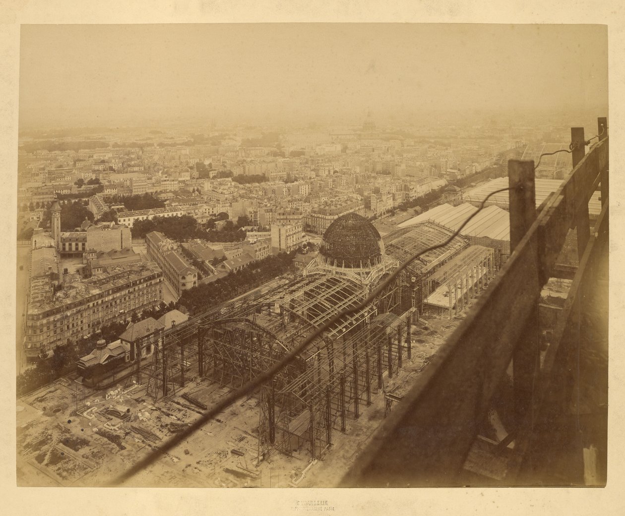 Légi felvétel egy épülő kiállítási épületről alkotó: Louis Emile Durandelle