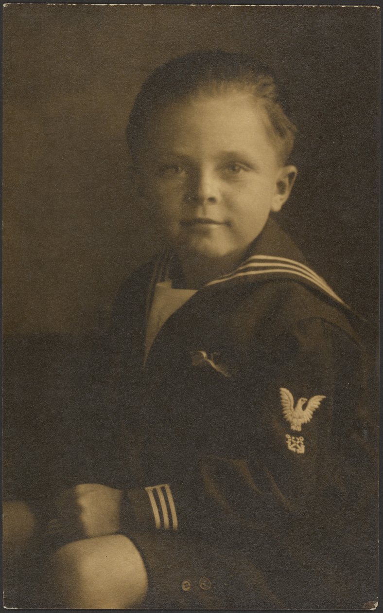 [Gyerek tengerészruhában] alkotó: Louis Fleckenstein