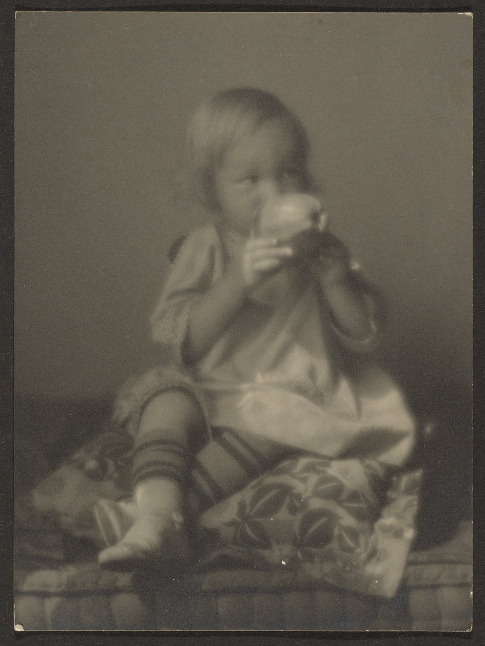 Gyermek almával alkotó: Louis Fleckenstein