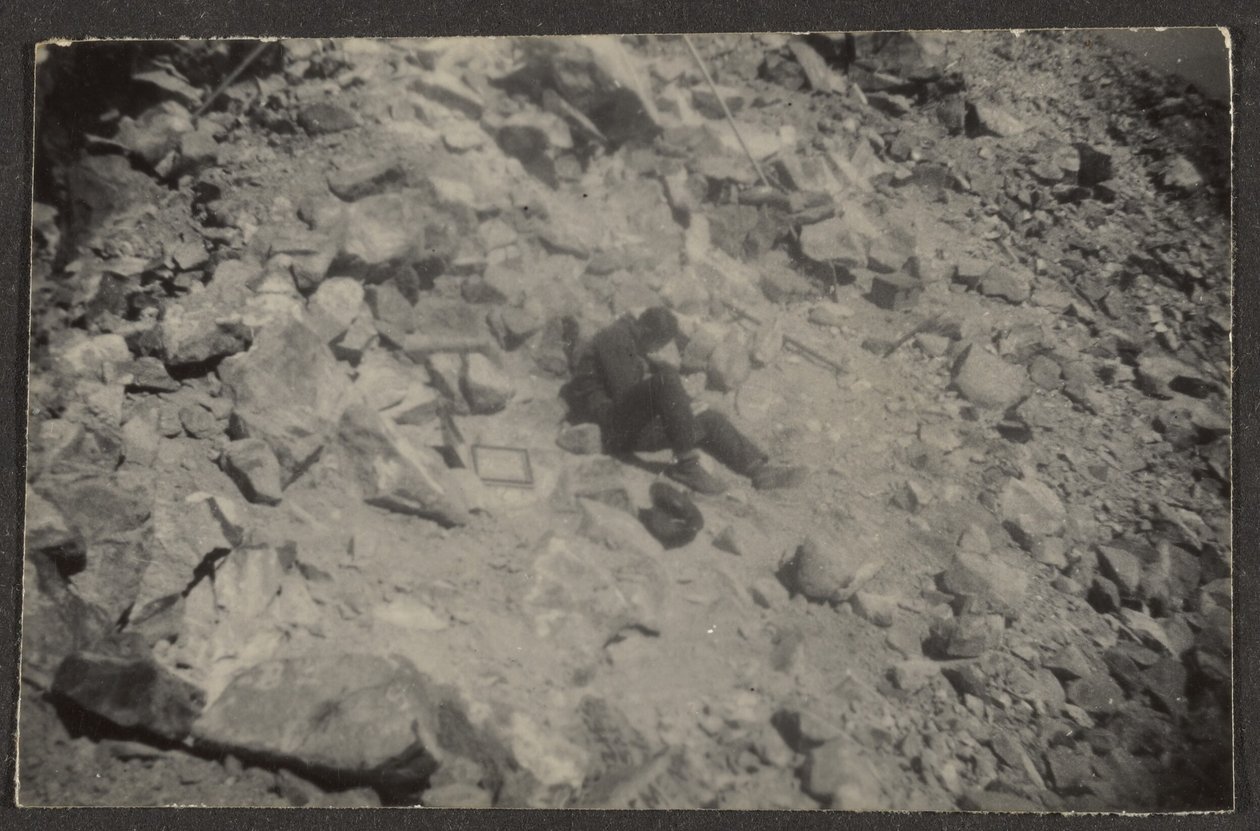 [Figure on Rocks] alkotó: Louis Fleckenstein