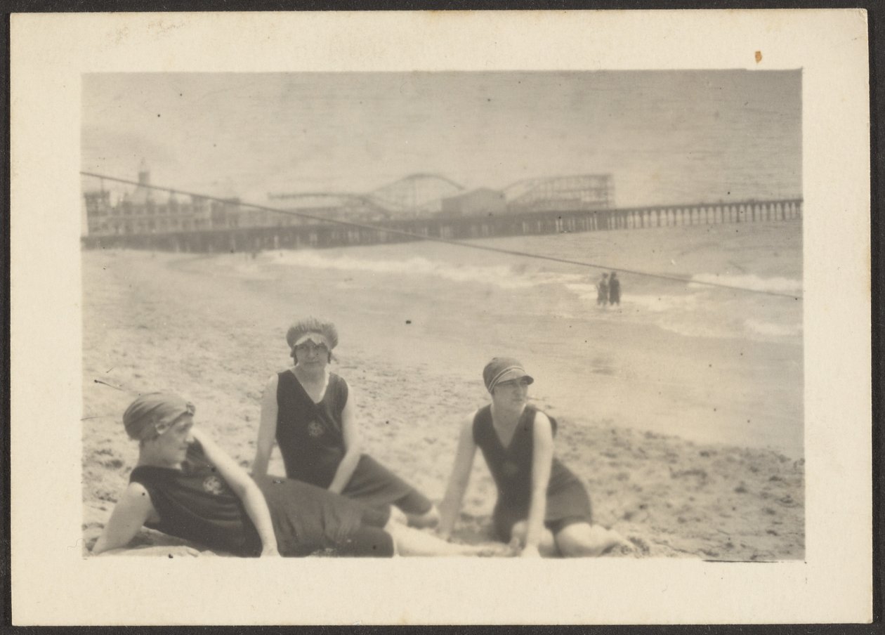 [Figurák a Santa Monica Pier melletti strandon] alkotó: Louis Fleckenstein