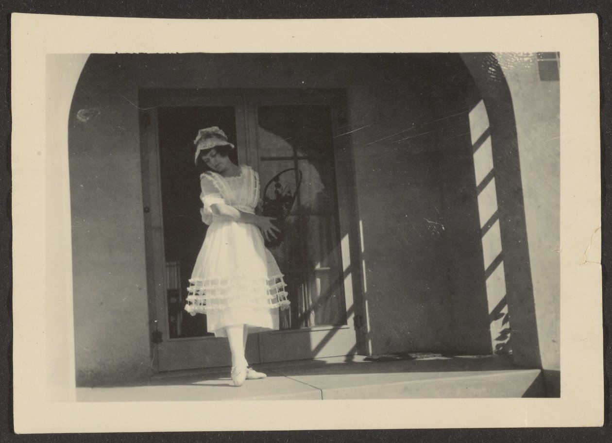 [Florence Dancing on Porch] alkotó: Louis Fleckenstein